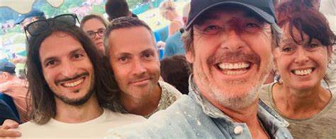 Cela fait maintenant plus de trois mois que le maître de midi enchaîne les victoires. Jean-Luc Reichmann se confie sur relation privilégiée avec Zette, la voix-off des 12 Coups de ...