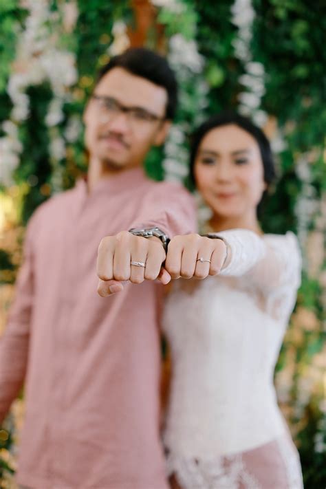 Foto dengan dua telapak tangan yang terletak di bawah dagu dengan membentuk huruf v ini akan membuatmu terlihat imut. Lamaran Outdoor Dengan Tema Rustic ala Ode dan Taki | The ...