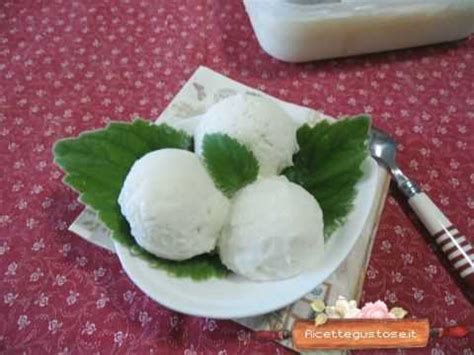 La preparazione è molto semplice: Ricetta gelato al lime e foglia limone