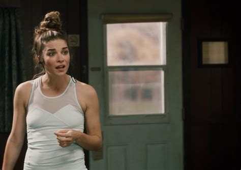 Test 32 different yoga pants and write reviews of the best. Picture of Annie Murphy