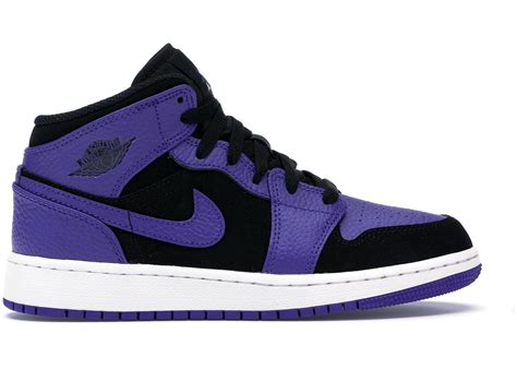 A black perforated toe and a black nylon tongue featuring iridescent jumpman branding add to the opulent aesthetic. Jordan 1 Mid Black Dark Concord (GS) - 554725-051