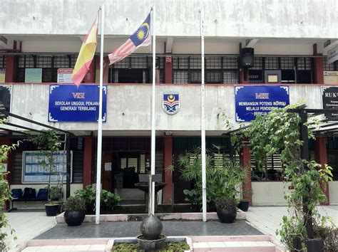Sekolah menengah kebangsaan bandar tasik selatan (smk bts) kuala lumpur ditubuhkan pada 4 januari 1999. SMKBBSB KRK 2012: LATAR BELAKANG SEKOLAH