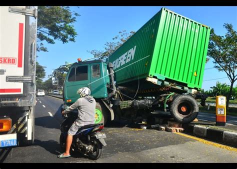 kecelakaan truk kontainer antara foto