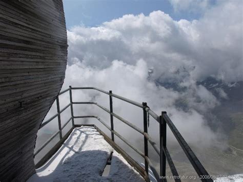 Da li comincia la traversata, a tratti attrezzata con cavi da via ferrata, fino alla vecchia stazione della funivia del furggen. Lost Places - The abandoned cablecar station Funivia del ...
