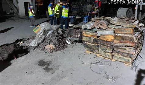 Bukit beruntung telt 19.322 inwoners. Kilang degil terus operasi tanpa elektrik, air