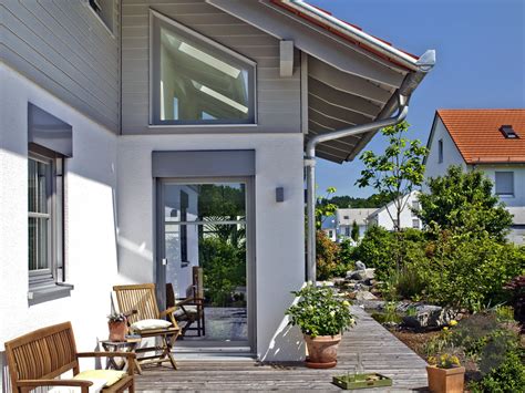 The mountain inn offers regional specialities, a pleasant sun terrace, a playroom and playground for younger guests and a barbecue area. Einfamilienhaus Landshut von Regnauer Hausbau | Fertighaus.de