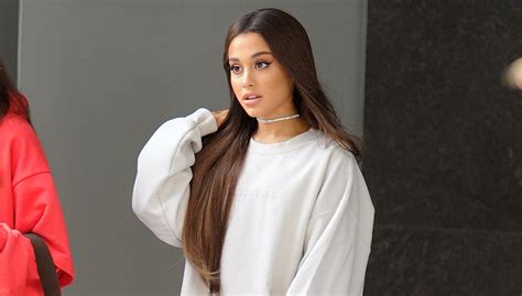 La cantante ariana grande se ha comprometido con dalton gómez con quien lleva casi un año de relación. Ariana Grande no puede actuar lejos de casa por cuestiones ...