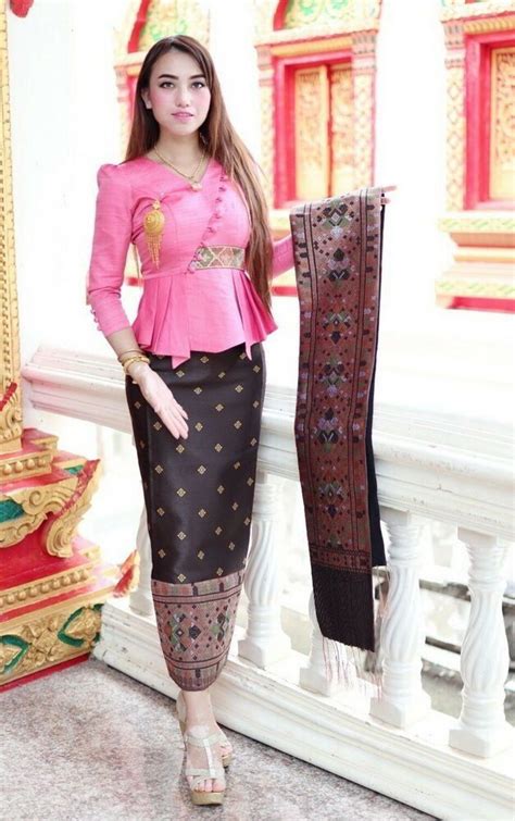 Pin By Win Honey Ferlyta On Myanmar Dres Clothes V Neck Blouse Fashion