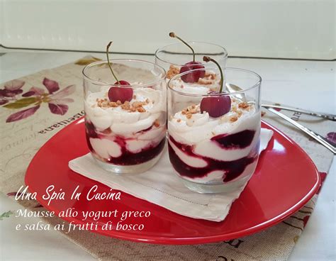 Questa mousse allo yogurt greco è fresca ed estiva e può essere preparata in tante varianti differenti. Mousse allo yogurt greco e salsa ai frutti di bosco - Una ...