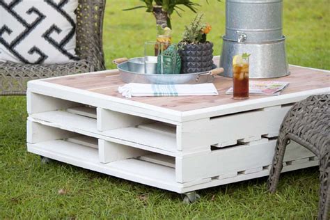 DIY Pallet Coffee Table Gets an Outdoor Makeover - Southern Revivals