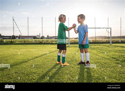 Kids Shaking Hands Game Hi Res Stock Photography And Images Alamy