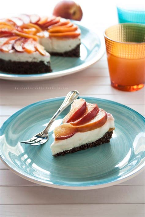 La torta fredda allo yogurt e una ricetta facile e gustosa con una base di. Cheesecake allo yogurt greco e pesche senza cottura | Idee ...