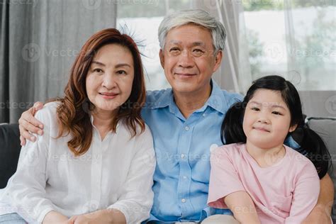 Los Abuelos Asiáticos Ven La Televisión Con Su Nieta En Casa Chino