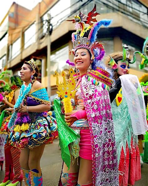 Anuncios de inmobiliarias, particulares y bancos. Fiesta de la Candelaria en Puno | ROMY