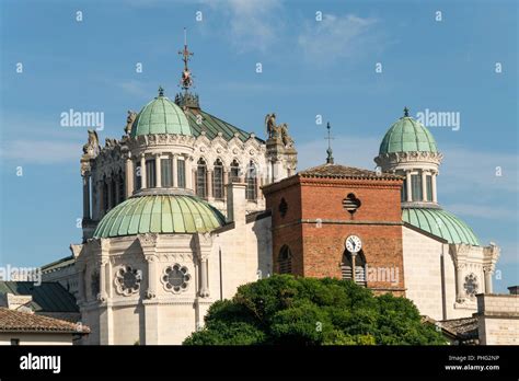 Basilika Saint Sixte D Ars Wallfahrtskirche In Ars Sur Formans