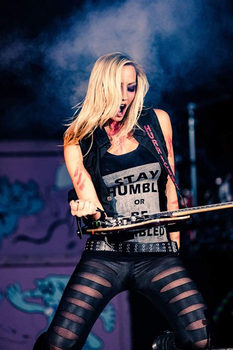 Pin By Larry Taylor On Strauss Female Musicians Heavy Metal Girl Female Guitarist