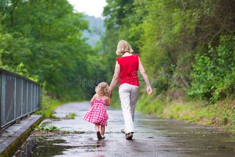 Madre E Hija Que Caminan En Un Parque Imagen De Archivo Imagen De
