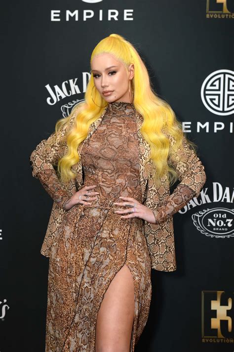 Iggy Azalea Shows Off Gorgeous Toned Figure In Tropical Climate Amid Pregnancy Rumors Meaww