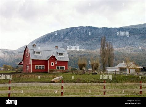 Red Barnhouse Winter Stock Photo Alamy