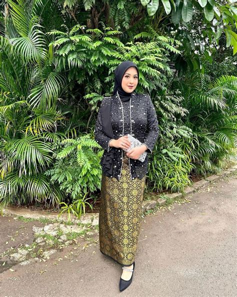 7 Mix And Match Kebaya Brokat Dan Rok Untuk Kondangan