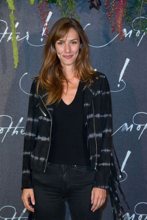 À l'occasion du documentaire made in france, doria tillier se transforme en samantha jones !plus d'infos sur le documentaire : Doria Tillier - "Mother!" Premiere in Paris 09/07/2017 ...