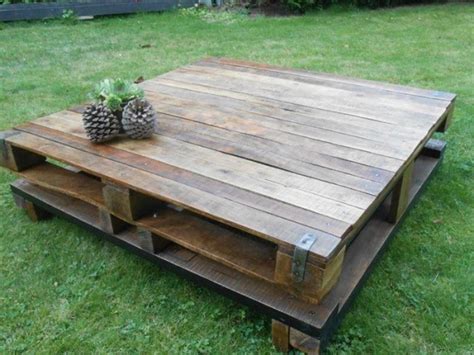 This is perfect as a coffee table or a reading table. Wooden Pallet Made Table Ideas | Pallet Ideas