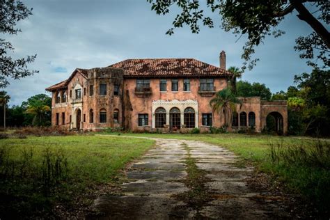 Theres A Creepy But Beautiful Abandoned Mansion In Florida