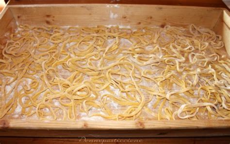 Io ho utilizzato la farina 00 ma va bene anche la 0. Tagliatelle all'uovo fatte in casa: ricetta base ...