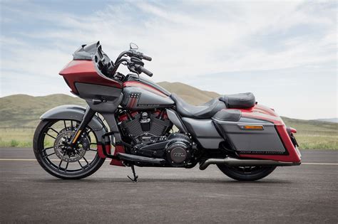 It comes with a chromed dual exhaust, a custom windshield with a chrome trim, a. Harley-Davidson CVO Road Glide Modelljahr 2019 - Bike ...