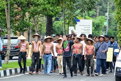 Aksi Mahasiswa Dan Pemuda Tani SPI Tolak WTO Serikat Petani Indonesia