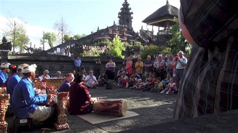 Balinese gamelan bali music pawai ogoh ogoh malioboro yogyakata 2019 hd. Ciaaattt...interaktif gamelan bali di belgia - YouTube