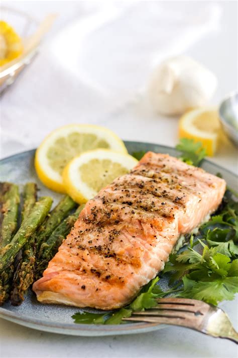 08.10.2021 · always cook salmon to a safe internal temperature of 145 degrees fahrenheit (until the flesh is opaque and separates easily with a fork) to avoid food poisoning, per the u.s. Quick and Easy Simple Simple Grilled Salmon - Fresh Coast Eats
