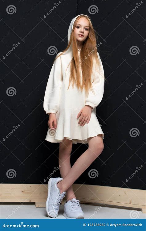 Portrait De La Belle Jeune Fille Rousse Posant Dans Le Studio Photo