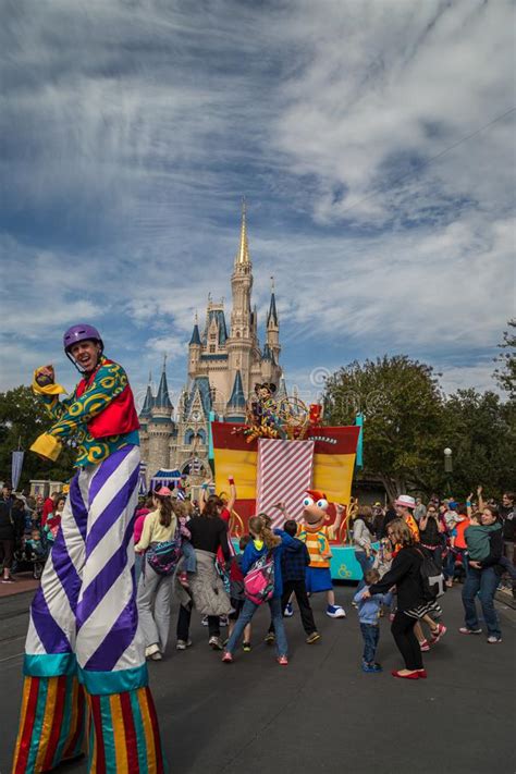 Disney Main Character Minnie Surprise Celebration Parade On Main Street