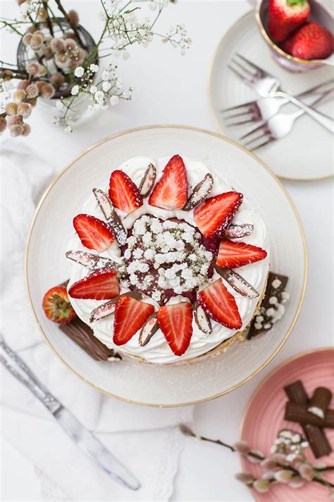 Den zweiten biskuitboden darauf legen und die restliche masse darauf verteilen und glatt streichen. Yogurette Torte - KüchenDeern