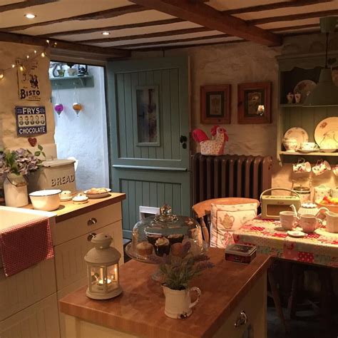 How Quaint Is This Lovely Cottage Cottage Kitchens Country Kitchen