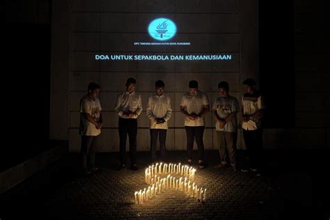 Taruna Merah Putih Surabaya Nyalakan Lilin Untuk Tragedi Kanjuruhan Antara News