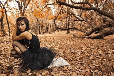 图片素材 性质 厂 女孩 女人 阳光 早上 花 亚洲 模型 弹簧 秋季 浪漫 黑色 季节 化妆 芭蕾舞短裙 树木 树叶 美容 服装 丝袜 拍照片