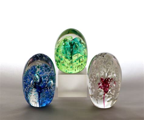 Oct 23, 2017 · first, spray your molds with mold release and conditioner spray. Flower Paperweights | Sanders & Wallace Glassblowing Company