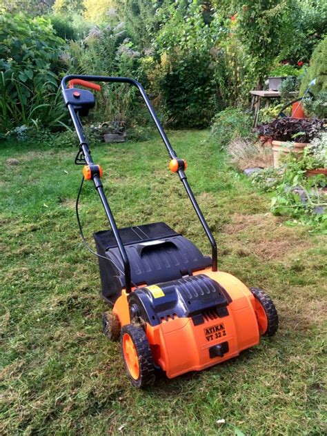 Bitte noch warten die rasenmäher knattern schon wieder. Rasen Lüften » GartenBob.de der Garten Ratgeber