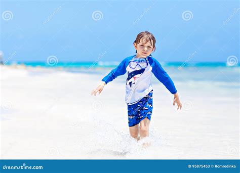 Peu Garçon Blond D enfant Ayant L amusement Sur La Plage Tropicale Des