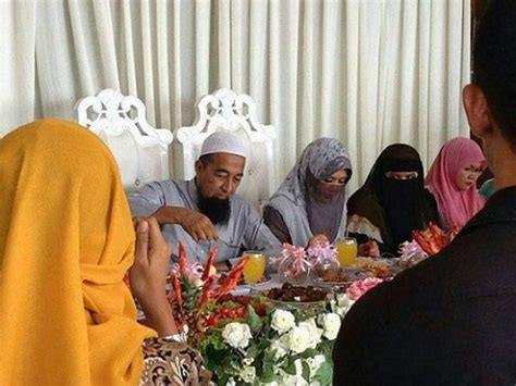 Ustaz azhar idrus (original) twitter : 10 Gambar perkahwinan Ustaz Azhar Idrus dan isteri ketiga
