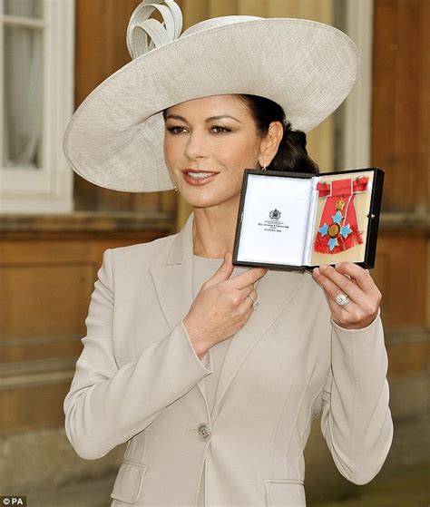 Catherine Zeta Jones Beams As She Is Honoured With Cbe From Prince Charles Daily Mail Online