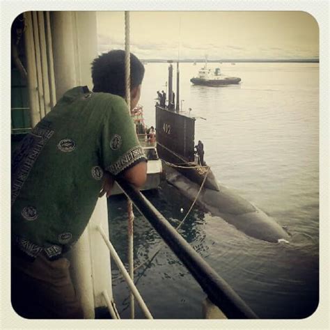 Kapal selam kri nanggala 402 diprediksi mengalami masalah pada electric pump (mesin pendorong elektrik) dan bateray. KRI Nanggala 402 Berlabuh di Sorong - HobbyMiliter.com