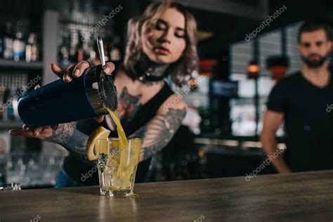 Tattooed Bartender Preparing Drink Bar — Stock Photo © Vitalikradko
