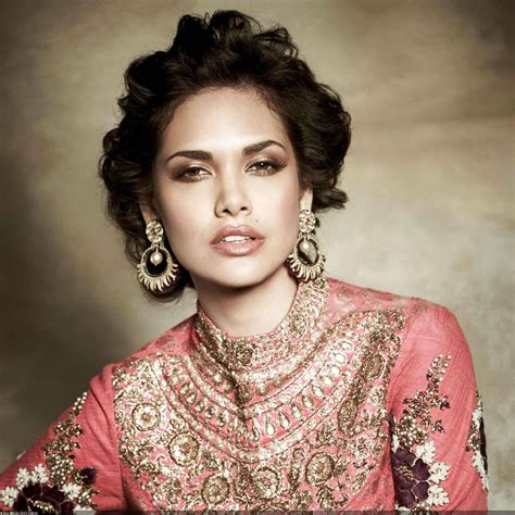 Esha Gupta Jewellery Photo Wallpaper Hd Indian Celebrities 4k