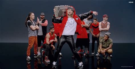 Taylor Swift Cant Dance In Her “shake It Off” Music Video