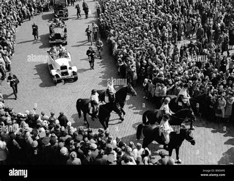 Antique cars at the Antique Car Parade Stock Photo - Alamy
