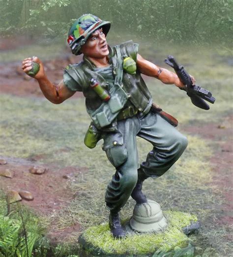 Collectors Showcase Vietnam War Cs01072 Us Marine Throwing Grenade