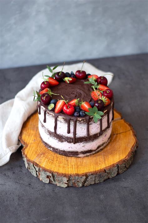 Sommerlicher Naked Cake Schoko Erdbeertorte Kleid Kuchen